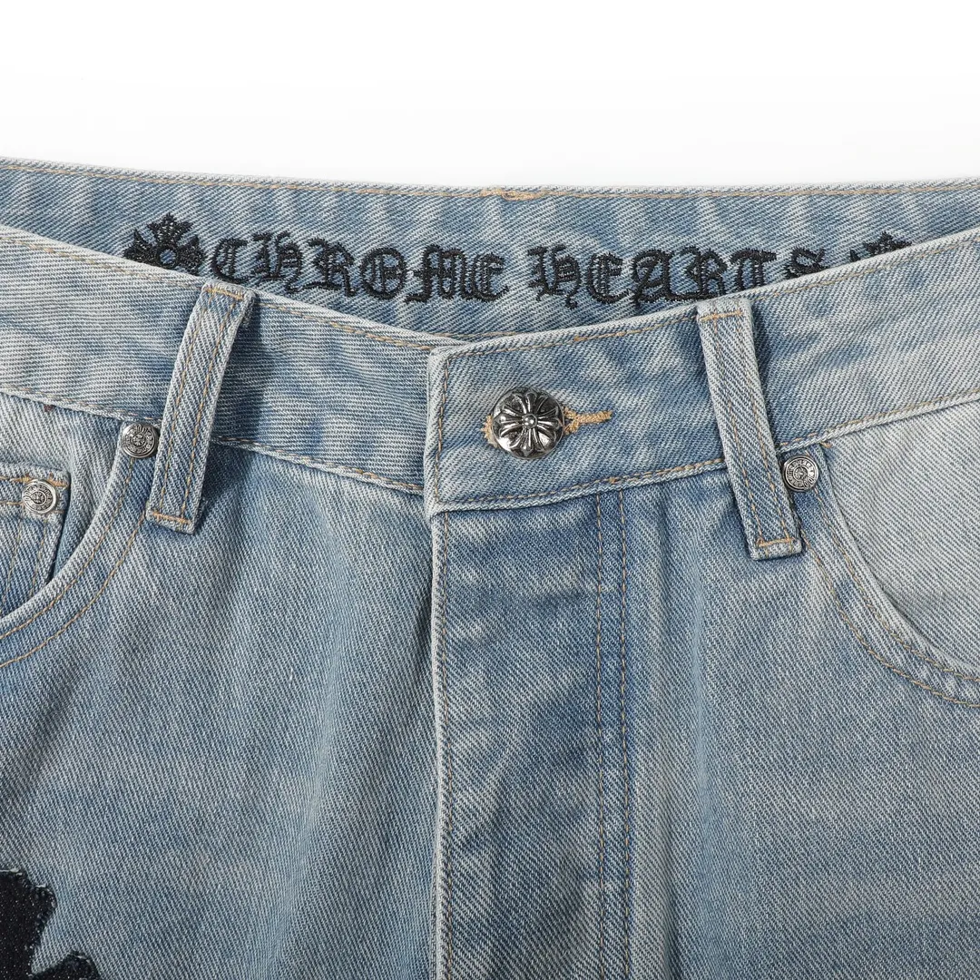 P290 (top replica) Ch rare co-branded top item Chrome hearts new Chrome heart patchwork leather patch cross stitching micro-flare jeans Top-notch configuration, invincible details! ! Cleanfit has become very popular in the past two years, and Kroxin’s consistent style is particularly high-end! ! Imported Japanese woven fabric ready-made clothes, genuine leather Crocodile leather labels and waist cloth leather tags are sewn on. The overall process is very cumbersome. The buttons on the trousers fly, rivets, back pockets, and metal decorative plates are all custom-made from molds. After they are finished, they are distressed to create a very effective effect. It has a vintage taste, and has been used by all kinds of big-name European and American celebrities. Kenijima’s cleanfit style has become popular all over the world. Top-grade hardware, pay attention to my detailed photos, the buttons are all detachable, and they are made of 925 engraved silver! ! Match as you like, suitable for both men and women ✔️✔️ Color: Blue Size: S M L XL